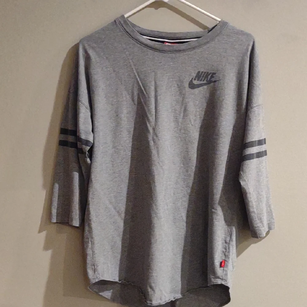 Vintage Nike Women's Medium 3/4 Sleeve Gray Graphic Tee